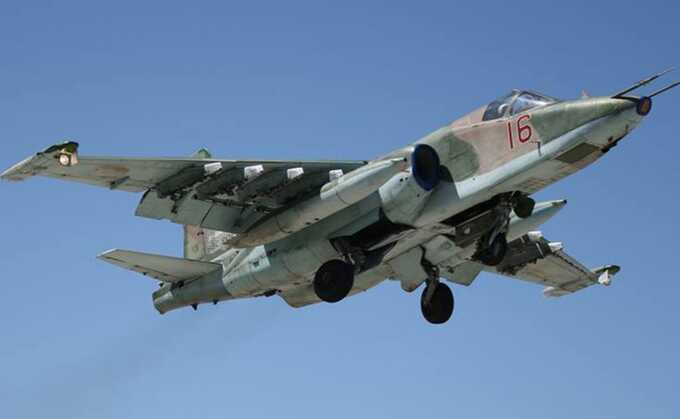На Донбасі зенітники збили російський Су-25