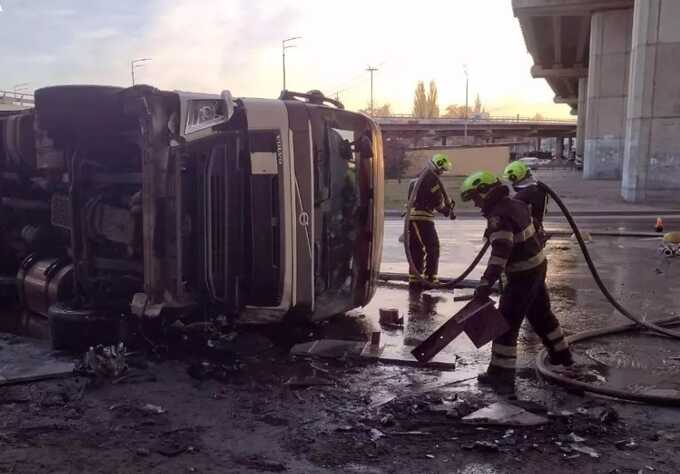 У Києві на Видубичах водію стало погано за кермом: вантажівка впала з мосту, пробивши металеву огорожу