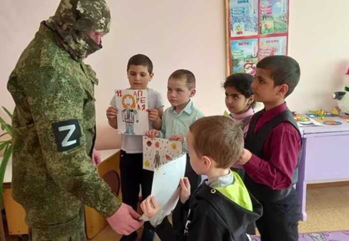 Розвідка Британії: Росія "зомбує" і мілітаризує молодь через систему освіти