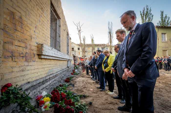 Місце удару балістики у Києві відвідали понад 50 представників посольств, — Зеленський