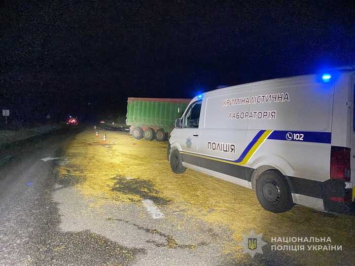На Сумщині вночі зіткнулися дві вантажівки та автомобіль, є загиблі і поранені